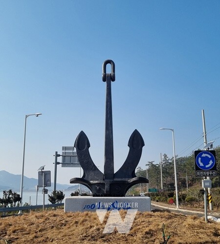 천사대교 회전교차로에 설치된 닻