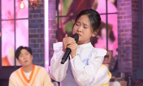 김다현의 '꽃길' 무대 중에서. 도경완의 표정이 재미있다. [사진=미스 앤 미스터 트롯]