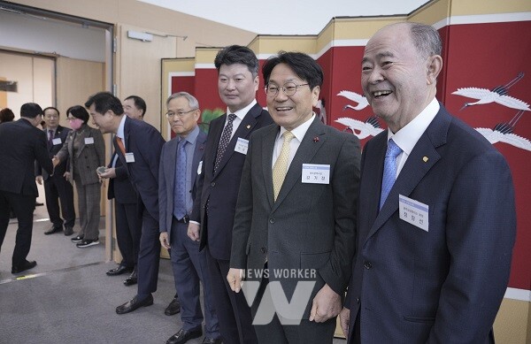 강기정 광주광역시장(오른쪽 두번째)이 3일 오전 서구 김대중컨벤션센터에서 열린 ‘2024년 광주상공회의소 신년인사회’에서 기관장, 기업인 등 참석자들을 맞이하고 있다./광주광역시 제공