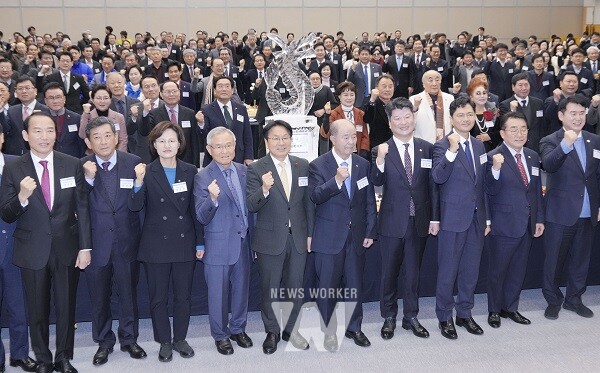 강기정 광주광역시장이 3일 오전 서구 김대중컨벤션센터에서 열린 ‘2024년 광주상공회의소 신년인사회’에 참석해 정창선 광주상공회의소 회장, 기관단체장 등과 힘차게 구호를 외치고 있다./광주광역시 제공