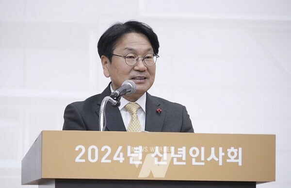 강기정 광주광역시장이 3일 오전 서구 김대중컨벤션센터에서 열린 ‘2024년 광주상공회의소 신년인사회’에 참석해 신년사를 하고 있다./광주광역시 제공