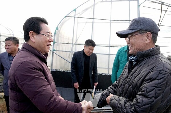 김영록 전라남도지사가 4일 오후 대설·한파로 피해를 입은 함평군 대동면 강운리 양파 시설하우스를 방문, 현장을 둘러보며 애로사항을 청취하고 피해 농가 및 관계자들을 격려하고 있다.