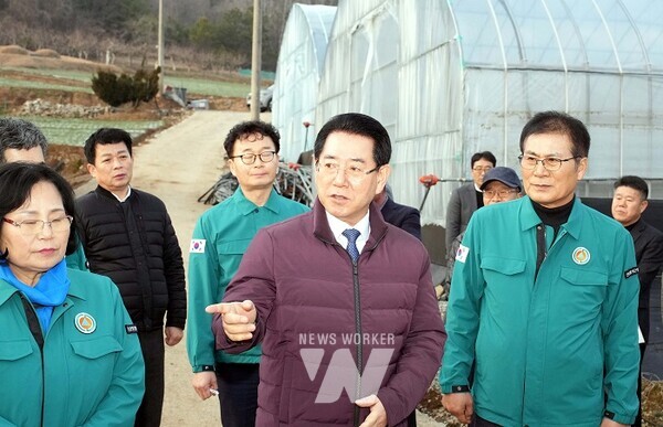 김영록 전라남도지사가 4일 오후 대설·한파로 피해를 입은 함평군 대동면 강운리 양파 시설하우스를 방문, 현장을 둘러보며 애로사항을 청취하고 피해 농가 및 관계자들을 격려하고 있다.
