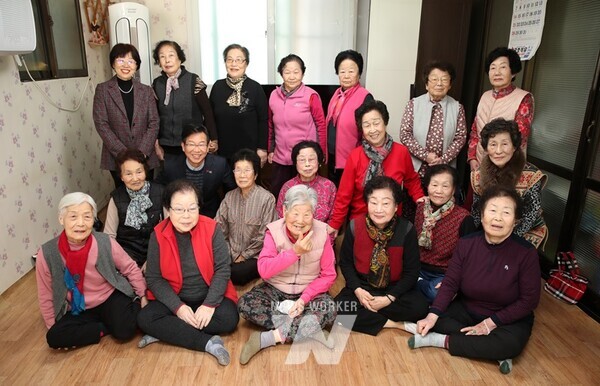 박병규 광산구청장이 4일 도산동 한 경로당을 찾아 폐지를 수집해 모은 돈을 기부한 나삼오 어르신에게 감사의 뜻을 전했다. 경로당 어르신들과 기념촬영, 나삼오 어르신(맨 앞줄 중앙)이 손가락 ‘하트’ 포즈를 취하고 있다.