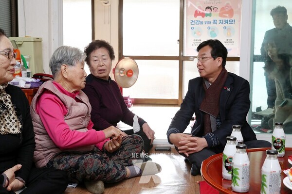 박병규 광산구청장이 4일 도산동 한 경로당을 찾아 폐지 수집금을 기부한 나심오 어르신(왼쪽에서 두 번째)에게 감사의 뜻을 전하고 안부를 살폈다.