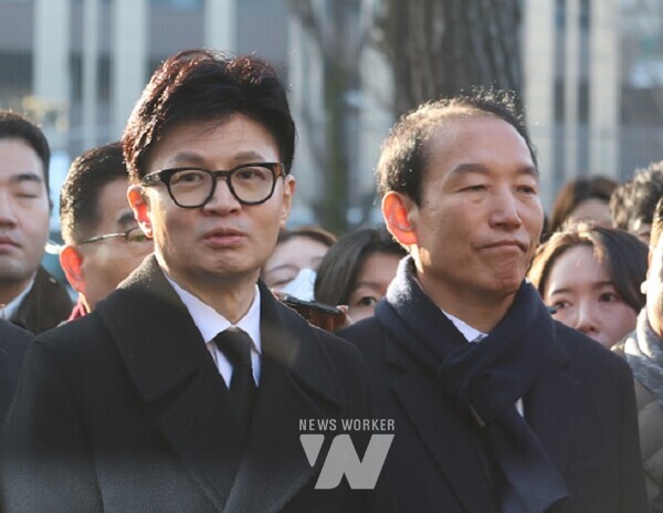 한동훈 국민의힘 비상대책위원장이 4일 광주를 찾아 “헌법 전문에 5·18 정신을 수록하는 것에 대해 적극 찬성한다”고 밝혔다.(왼쪽부터 한동훈 비상대책위원장, 주기환 광주시당 위원장)