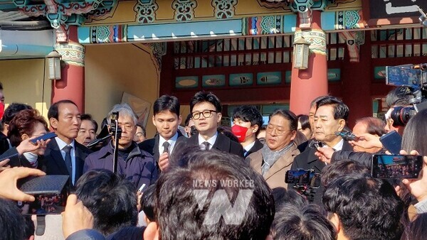 한동훈 국민의힘 비상대책위원장이 5.18민주묘역 참배에 앞서 기자들의 질문에 답하고 있다.