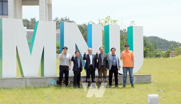 2024학년도 학과 개설과 함께 신입생 맞이 준비에 혼신의 힘을 쏟고 있는 국립목포대 공과대학 에너지화학공학과 교수들이 힘찬 모습으로 파이팅을 외치고 있다. 목포대 에너지화학공학과 제공