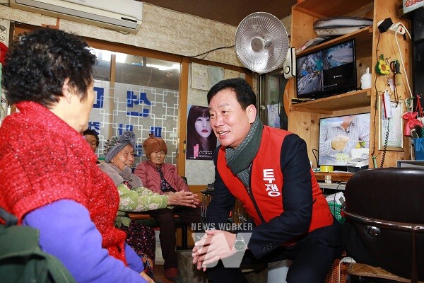 화순군의회 하성동의장, 상가주민들에게 서명운동취지 설명