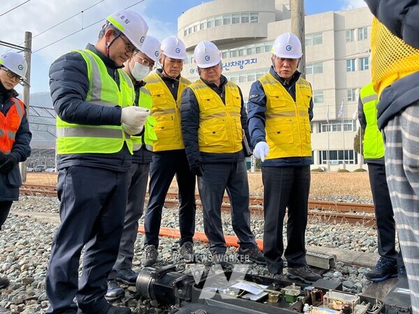 광주교통공사(사장 조익문)가 새해를 맞아 지난 5일 광주시 동구 용산차량기지와 광산구 옥동기지, 평동역 등에서 소관 시설물을 점검하는 ‘CEO 현장 점검’을 펼쳤다.