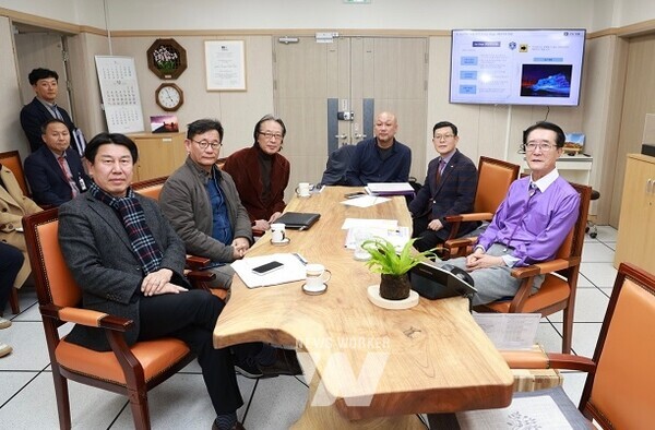 지난 4일 신안군과 서보미술문화재단이 ‘암태 도창마을 아트빌리지 조성’을 위한 업무협약 전 간담회를 하고 있다. (왼쪽부터) 서보미술문화재단 손은신 이사, 박승조 이사장, (오른쪽부터) 박우량 신안군수, 신좌일 섬안전개발국장