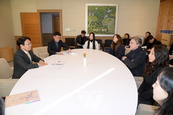 강기정 광주광역시장이 8일 오후 시청 접견실에서 니콜라 부리오 광주비엔날레 예술감독과 제15회 광주비엔날레 전시 기본방향과 준비상황 등에 대해 대화를 나누고 있다./광주광역시 제공