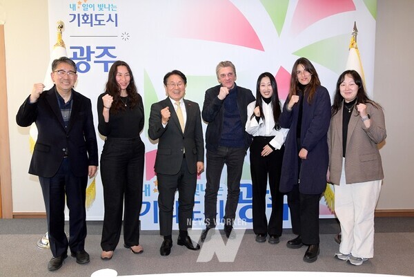 강기정 광주광역시장이 8일 오후 시청 접견실에서 니콜라 부리오 광주비엔날레 예술감독과 제15회 광주비엔날레 전시 기본방향과 준비상황 등에 대한 대화를 나눈 후 기념촬영을 하고 있다./광주광역시 제공