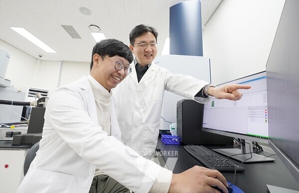 오래된 건물 외벽 페인트 가루의 토양 독성. 연구진은 건물 외벽에서 부식돼 떨어진 페인트 가루가 예쁜꼬마선충에게 생식독성을 유발하며 그 원인 물질이 알킬아민이라는 페인트 첨가제임을 밝혀냈다.(왼쪽부터) 송우영 박사후연구원, 김태영 교수