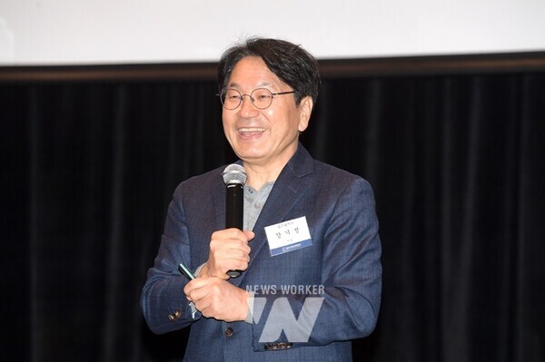 강기정 광주광역시장이 지난 5일 오전 홀리데이인광주호텔에서 열린 '광주경영자총협회 금요조찬포럼'에 참석해 2024년 광주시정 운영방향에 대한 특강을 하고 있다./광주광역시 제공