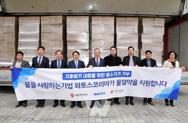 강기정 광주광역시장이 9일 오후 시청 비즈니스룸에서 송공석 와토스코리아(주) 대표이사로부터 절수형 샤워기 헤드 1만개(4천600만원 상당)를 기부 받은 후 기념촬영을 하고 있다./광주광역시 제공강기정 광주광역시장이 9일 오후 시청 행정동 앞에서 송공석 와토스코리아(주) 대표이사로부터 절수형 샤워기 헤드 1만개(4천600만원 상당)를 기부 받은 후 물품트럭 앞에서 기념촬영을 하고 있다./광주광역시 제공