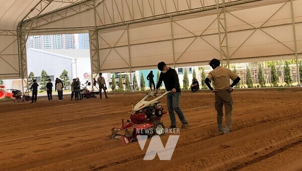 전라남도 나주시가 농업인의 부담 경감과 생산성 향성을 위해 추진해온 ‘농기계 구입 지원’ 사업 신청 방법을 간소화시키는 적극 행정으로 호평을 얻고 있다.