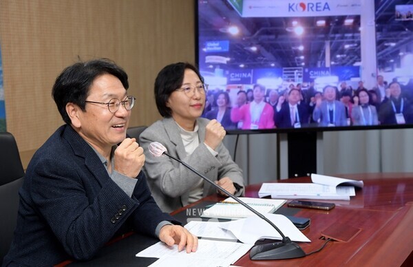 강기정 광주광역시장이 10일 오전 시청 영상회의실에서 'CES 2024 광주공동관 온라인 개관식'에 참여하고 있다./광주광역시 제공