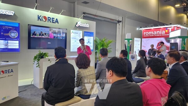 광주광역시는 10일 오전 7시(현지시각 9일 오후 2시) 미국 라스베이거스에서 ‘CES 2024 광주공동관 개관식’을 개최했다. 이날 미국 현지 통합한국관 내 광주관에서 정우주 ㈜인디제이 대표가 기업 설명 등을 하고 있다./광주광역시 제공