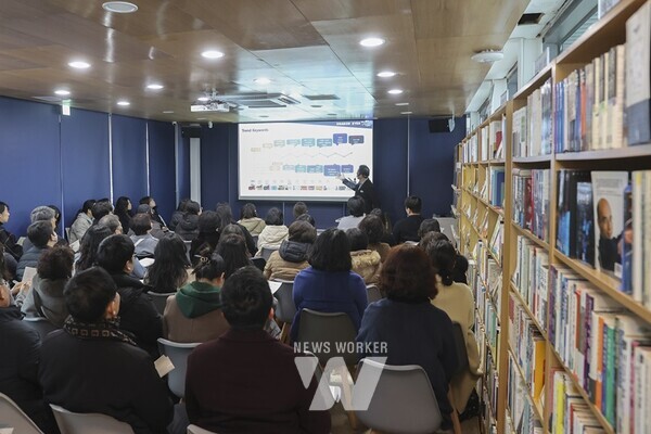 광주시 동구(청장 임택)는 지난 9일 인문학당에서 김난도 서울대학교 교수를 초청해 ‘트렌드코리아2024, 인공지능의 시대, 인간만이 가능한 화룡점정의 역량은 무엇인가’를 주제로 특별 강연을 진행했다