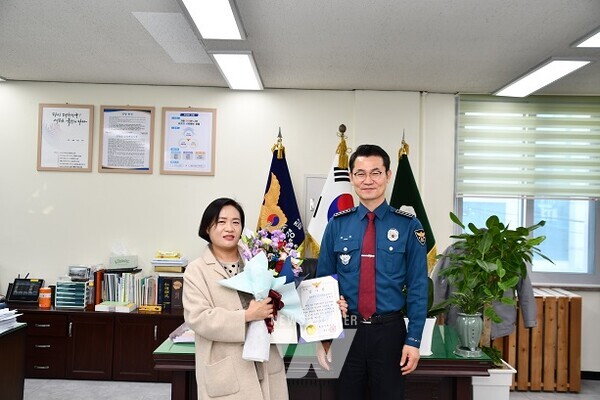화순경찰서장이 CCTV 통합관제센터 요원에게 감사장을 수여하는 장면