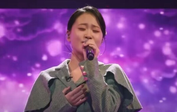 '세월 베고 길게 누운 구름 한 조각'을 부르는 김다현 [사진=MBN MUSIC]