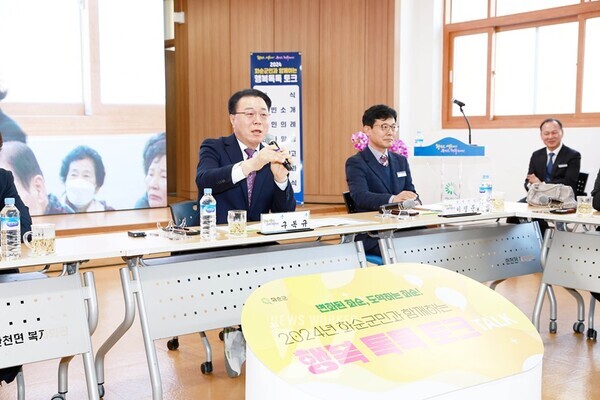 지난 10일 열린 행복톡톡 토크에서 구복규 화순군수가 군민의 다양한 현안 질문에 답변하고 있다