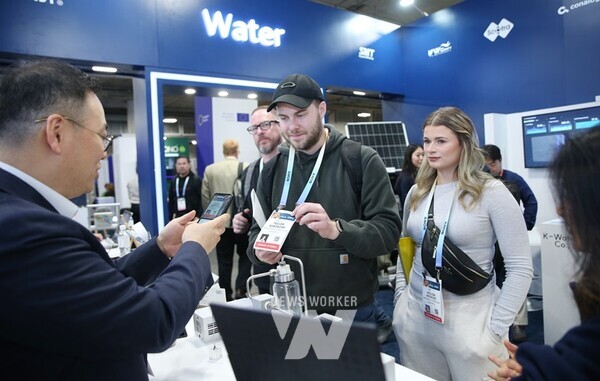 K-water관을 방문한 외국인 혁신기업가가 한국 스타트업 캐스트의 제품 설명을 듣고 연락처를 교환하고 있다. 