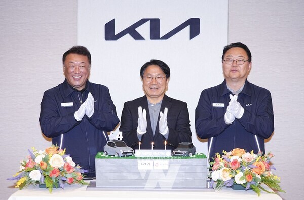 강기정 광주광역시장이 11일 오전 서구 기아 오토랜드 광주를 방문해 최준영 기아 대표이사 등 임직원과 만나 지난해 54만여대 생산 달성을 축하하며 기념촬영을 하고 있다./광주광역시 제공
