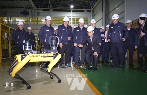 강기정 광주광역시장이 11일 오전 서구 기아 오토랜드 광주를 방문해 최준영 기아 대표이사와 문재웅 광주공장장 등 임직원들과 만나 지난해 54만여대 생산 달성을 축하한 뒤 '셀토스', '쏘울' 등을 생산하는 1공장을 둘러보며 로봇개 '스팟'과 인사를 하고 있다./광주광역시 제공