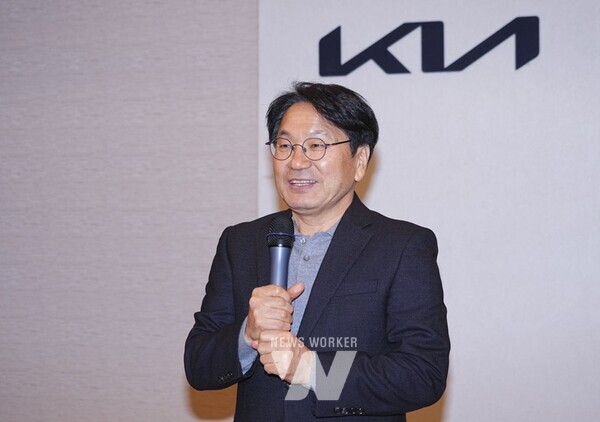 강기정 광주광역시장이 11일 오전 서구 기아 오토랜드 광주를 방문해 최준영 기아 대표이사 등 임직원과 만나 지난해 54만여대 생산 달성을 축하하고 있다./광주광역시 제공