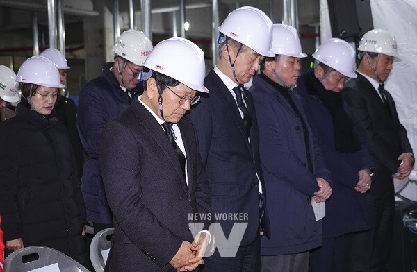 강기정 광주광역시장이 11일 오전 서구 화정동 현대산업개발 아이파크 아파트 신축공사 붕괴사고 2주기 추모식에 참석해 묵념을 하고 있다./광주광역시 제공