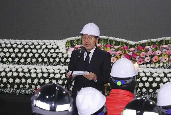강기정 광주광역시장이 11일 오전 서구 화정동 현대산업개발 아이파크 아파트 신축공사 붕괴사고 2주기 추모식에 참석해 추모사를 하고 있다./광주광역시 제공