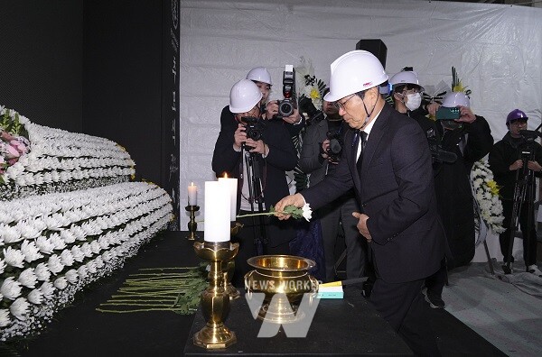 강기정 광주광역시장이 11일 오전 서구 화정동 현대산업개발 아이파크 아파트 신축공사 붕괴사고 2주기 추모식에 참석해 헌화를 하고 있다./광주광역시 제공