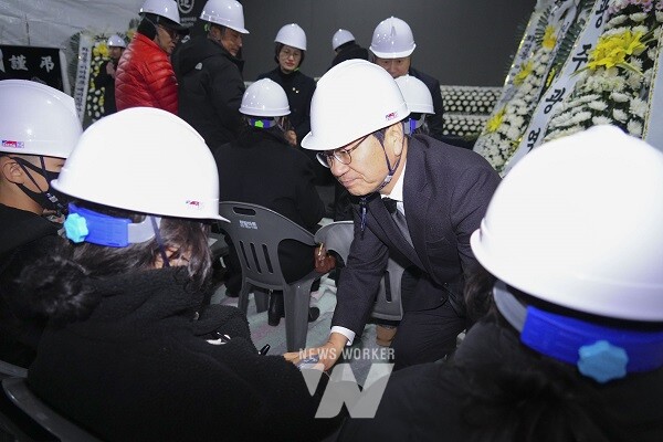 강기정 광주광역시장이 11일 오전 서구 화정동 현대산업개발 아이파크 아파트 신축공사 붕괴사고 2주기 추모식에 참석해 유가족을 위로하고 있다./광주광역시 제공