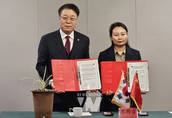 구복규(사진 왼쪽) 화순군수가 5일 하남성 동백현과 중국 수출을 위한 난 산업교류 업무협약을 체결했다