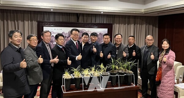 구복규(사진 왼쪽 5번째) 화순군수와 관계자들이 4일 호북성 수현과 업무협약을 진행하고 있다