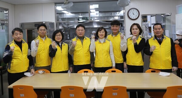 광주시 남구의회(의장 황경아)는 12일(금) 남구 노인복지관을 찾아 배식 봉사활동을 펼쳤다.