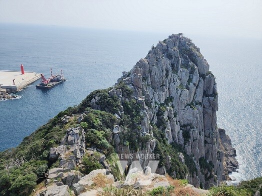 나한송 자생하는 가거도 회룡산 전경