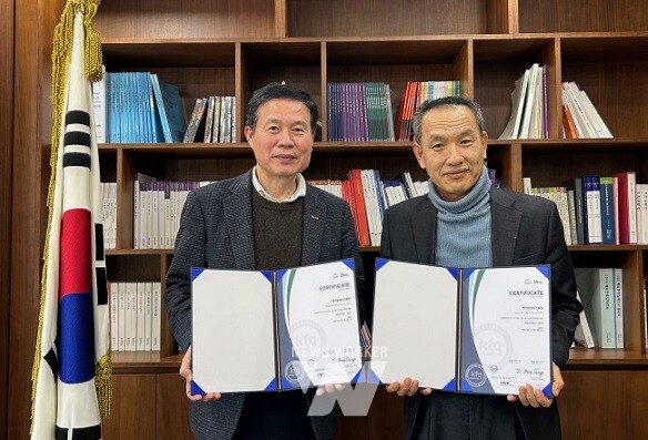 콘진원  조현래 원장(왼쪽)과 전본희 상임감사(오른쪽)가 각각 ISO 37301과 ISO 37001 인증서를 들고 있다.