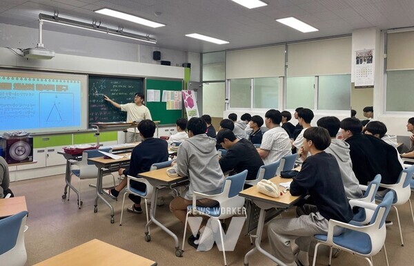 국립순천대학교(총장 이병운) 과학영재교육원은 2023학년도 ‘STEM+I 생각교실’을 통해 개발·운영한 영재교육 프로그램에 전남 지역 초·중·고교생 700여 명이 참여하는 성과를 거뒀다