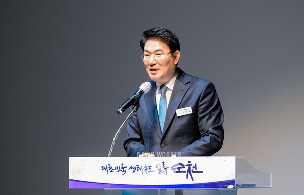 전남 순천시(시장 노관규)는 지난 15일부터 17일까지 본격적인 사업 시작에 앞서 순천시니어클럽(관장 유관식), 대한노인회 순천시지회(회장 김영수) 주관으로 순천문화예술회관에서 노인일자리사업 발대식을 가지며 올해 노인일자리 사업을 힘차게 시작했다.