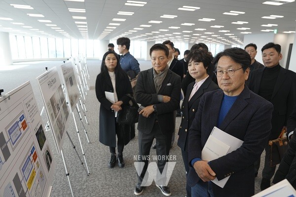 강기정 광주광역시장, 명진 시의원, 박주형 신세계 대표이사 등 광주광역시 도시정책 현장시찰단은 지난 19일 일본 도쿄 ‘아자부다이 힐스’를 방문해 복합상업시설을 둘러봤다./광주광역시 제공