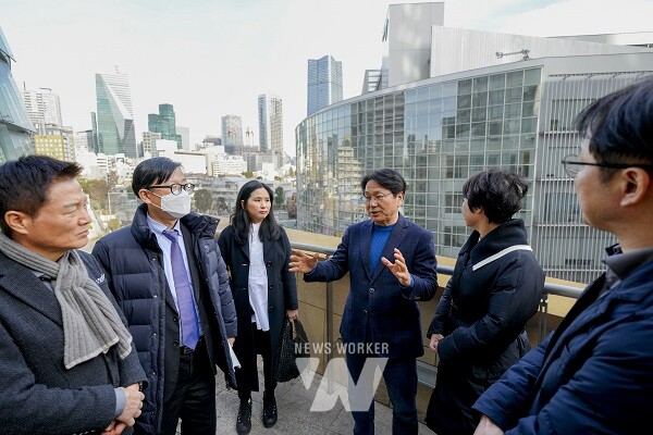 강기정 광주광역시장, 명진 시의원, 박주형 신세계 대표이사 등 광주광역시 도시정책 현장시찰단은 지난 19일 일본 도쿄 ‘롯본기 힐스’를 방문해 복합상업시설을 둘러봤다./광주광역시 제공