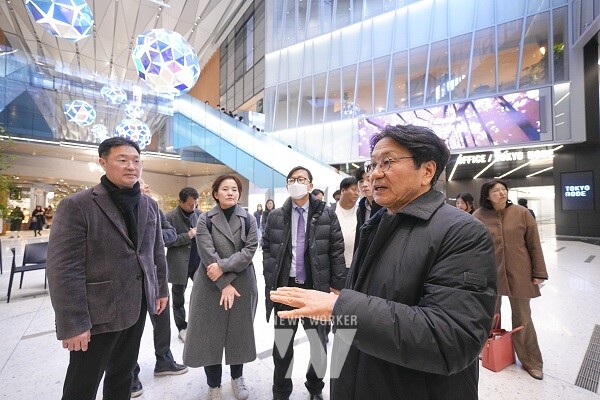 강기정 광주광역시장, 명진 시의원, 박주형 신세계 대표이사 등 광주광역시 도시정책 현장시찰단은 지난 19일 일본 도쿄 ‘토라노몬 힐스’를 방문해 복합상업시설을 둘러봤다./광주광역시 제공