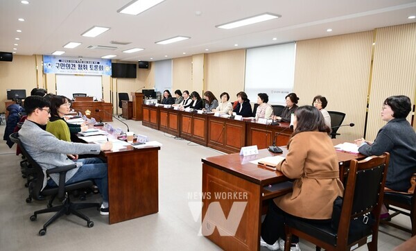 광산구의회 시민안전위원회가 19일 학교 급식의 건강하고 안전한 먹거리 문화조성을 위한 간담회를 개최했다.