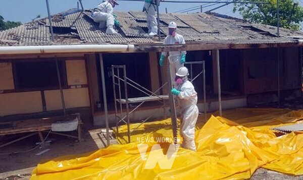 나주시가 내달 8일까지 ‘2024년도 슬레이트 철거 및 지붕개량 지원사업’ 신청서를 접수한다. 사진은 슬레이트 지붕 철거 장면. (사진제공-나주시)