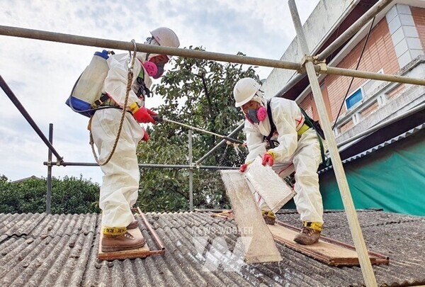 나주시가 내달 8일까지 ‘2024년도 슬레이트 철거 및 지붕개량 지원사업’ 신청서를 접수한다. 사진은 슬레이트 지붕 철거 장면. (사진제공-나주시)