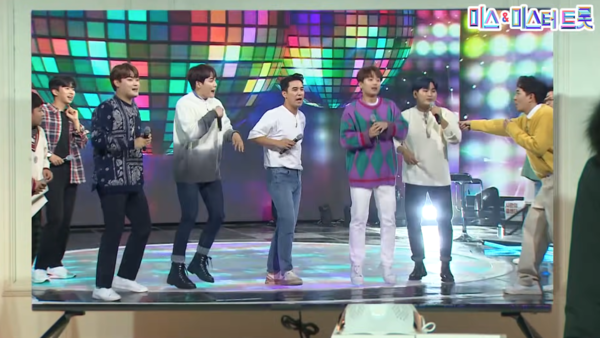 가수 정동원, 이찬원, 영탁, 김희재, 장민호, 영탁과 황윤성, 김경민, 강태관, 이대원이 함께 한 '삐딱하게' 끝까지 부르기 무대 [사진=미스 앤 미스터 트롯]