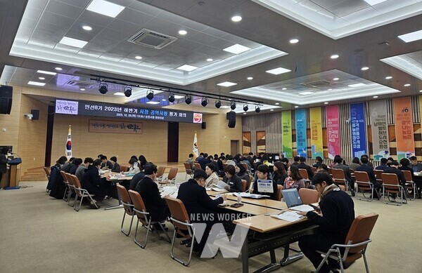 순천시는 작년 12월 말, 시민공약평가단을 모시고 시청 대회의실에서 ‘2023년 시장 공약사항 평가 보고회’를 가졌다.